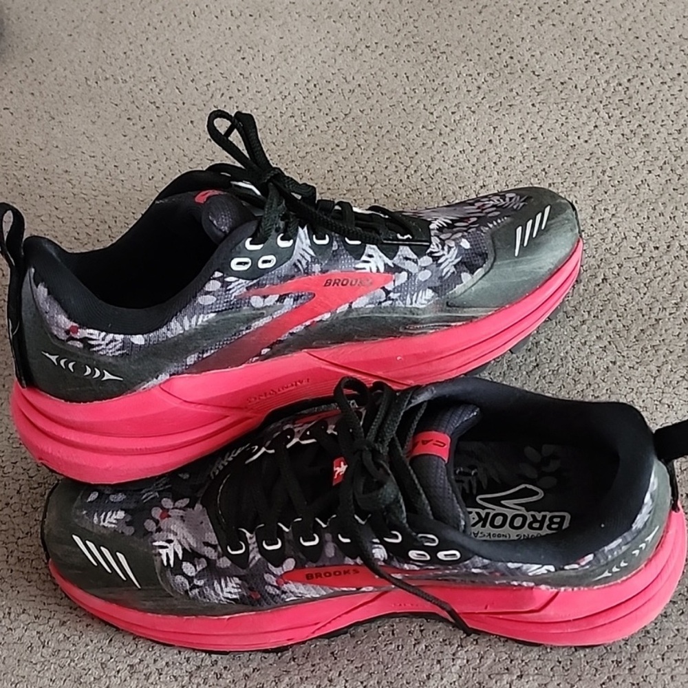 Brooks Sasquatch cascades 16 women’s size 9